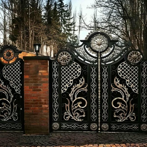 درب فلزی ورودی ساختمان در اهواز
