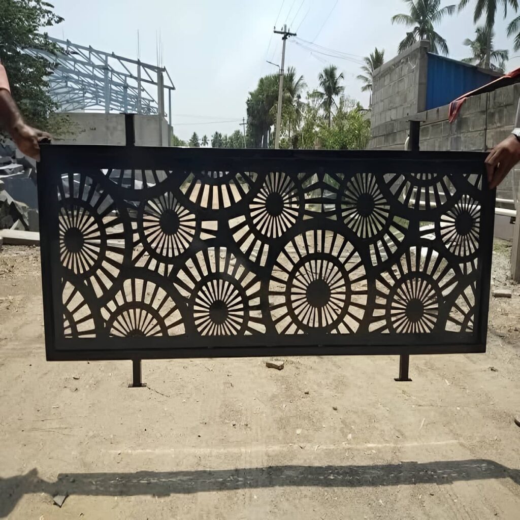 نصب نرده سی ان سی دکوراتیو روی پنجره در اهواز