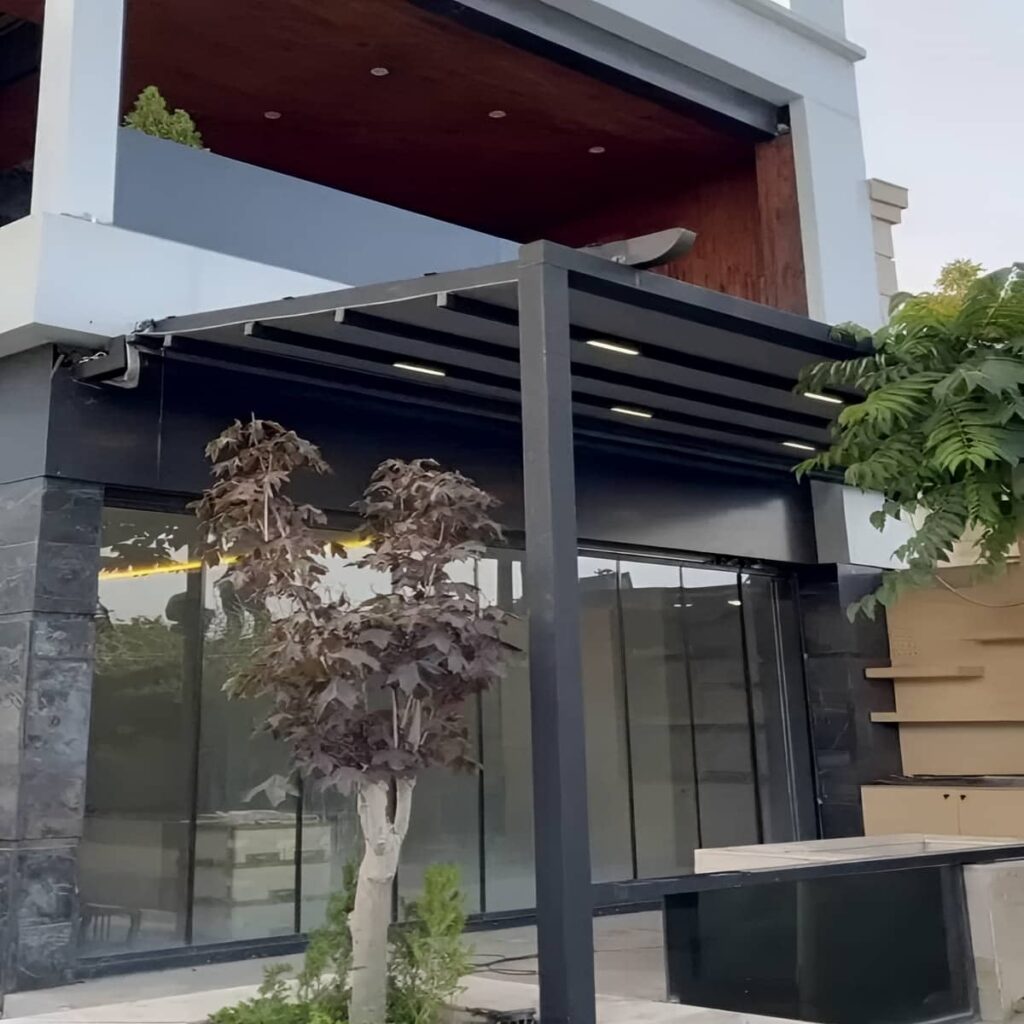 سقف برقی حیاط در اهواز با سازه فلزی مقاوم