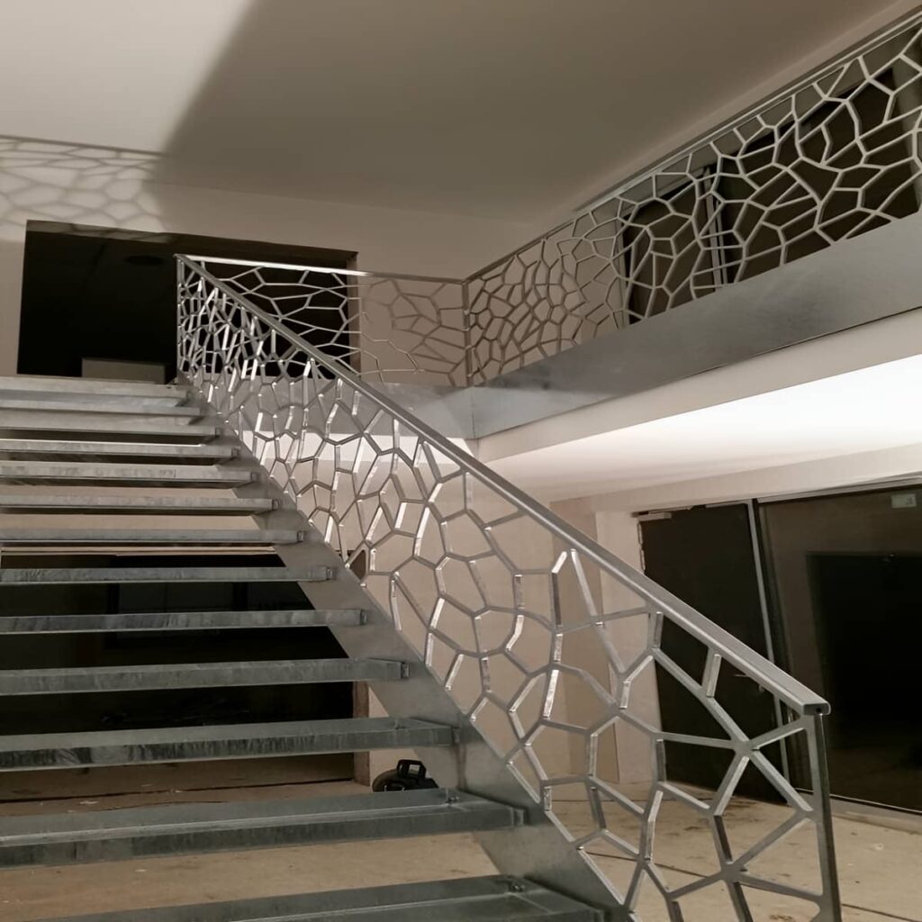 نرده CNC حیاط در اهواز با پنل هندسی دکوراتیو