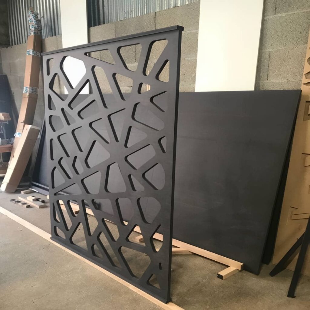 نرده CNC بالکن طرح دار در اهواز با الگوی هندسی متراکم