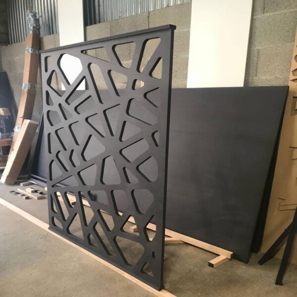 نرده CNC بالکن طرح دار در اهواز با الگوی هندسی متراکم
