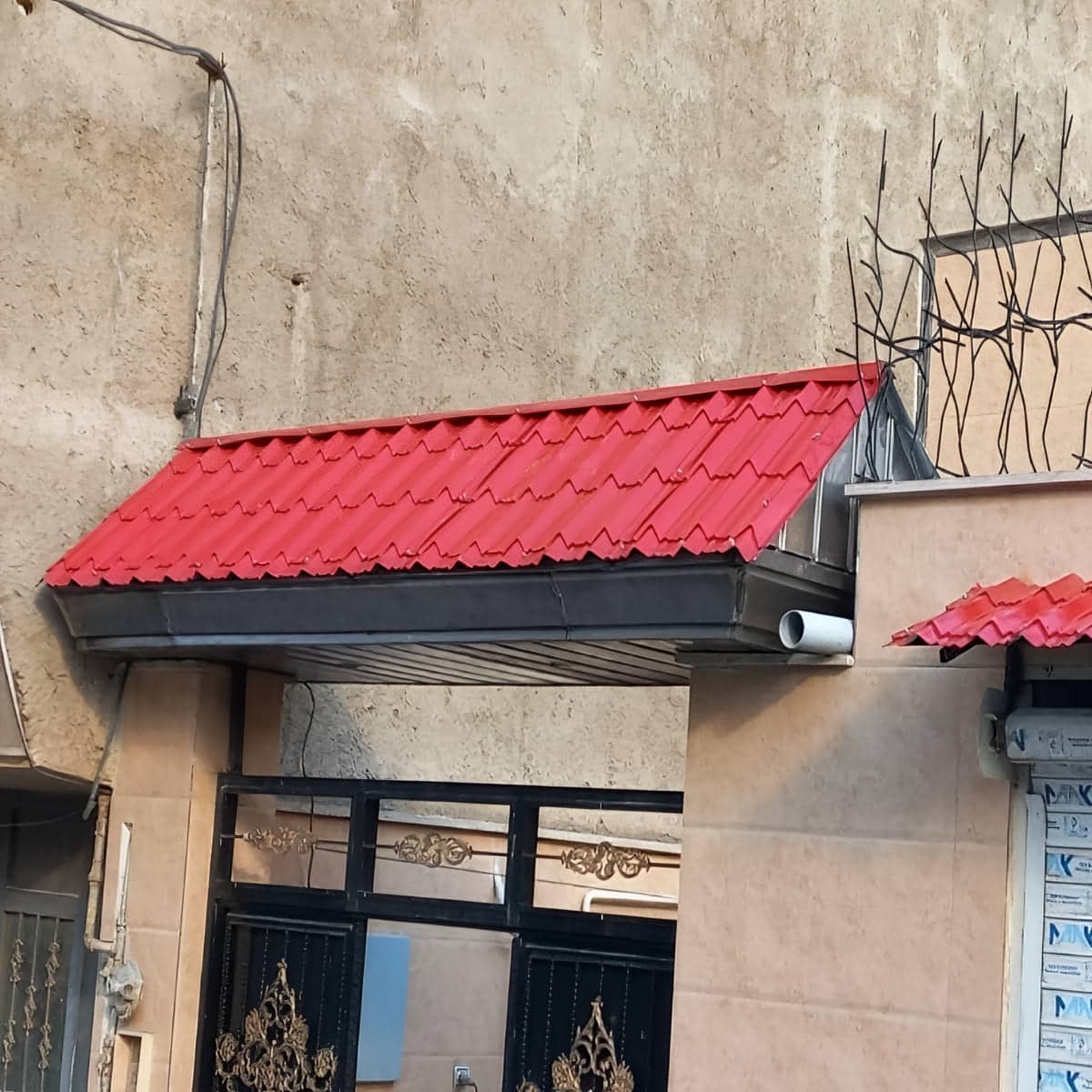 آردواز سردرب ورودی حیاط در اهواز با لبه کاری منظم