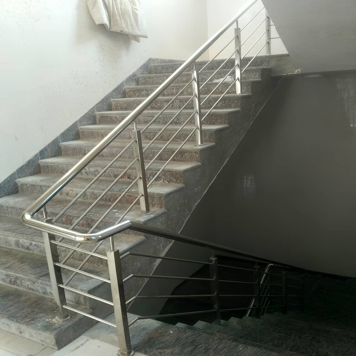 نرده استیل تراس با خطوط عمودی در اهواز