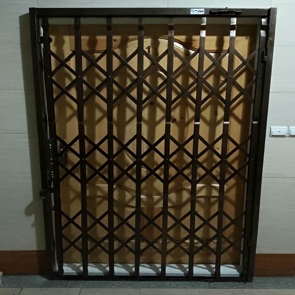درب آکاردئونی سه گل تسمه با رنگ کوره ای برای ورودی در اهواز درب آکاردئونی سه گل تسمه با رنگ کوره ای برای ورودی در اهواز