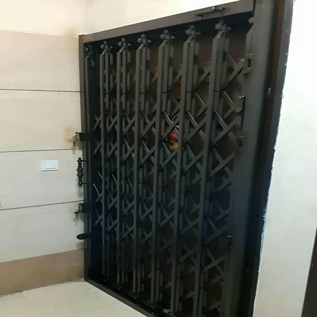 فروش حفاظ آکاردئونی سه گل تسمه برای درب آپارتمان در اهواز