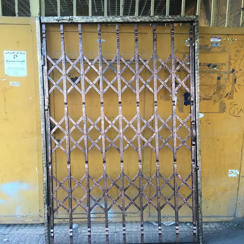 نصب درب آکاردئونی سه گل با ریل تراز و تسمه فلزی در اهواز نصب درب آکاردئونی سه گل با ریل تراز و تسمه فلزی در اهواز
