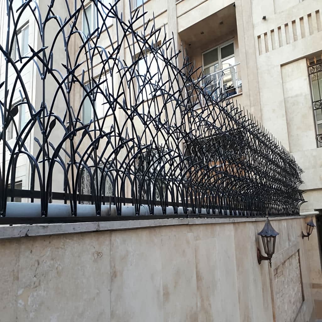 نصب حفاظ آبشاری روی دیوار سنگی ویلایی در اهواز