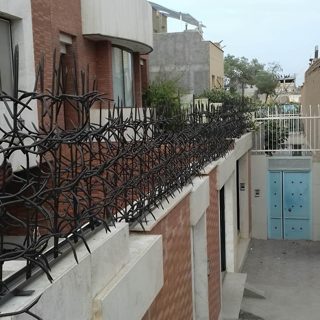 حفاظ آبشاری روی دیوار سنگی با شاخههای خمیده در اهواز حفاظ آبشاری روی دیوار سنگی با شاخههای خمیده در اهواز