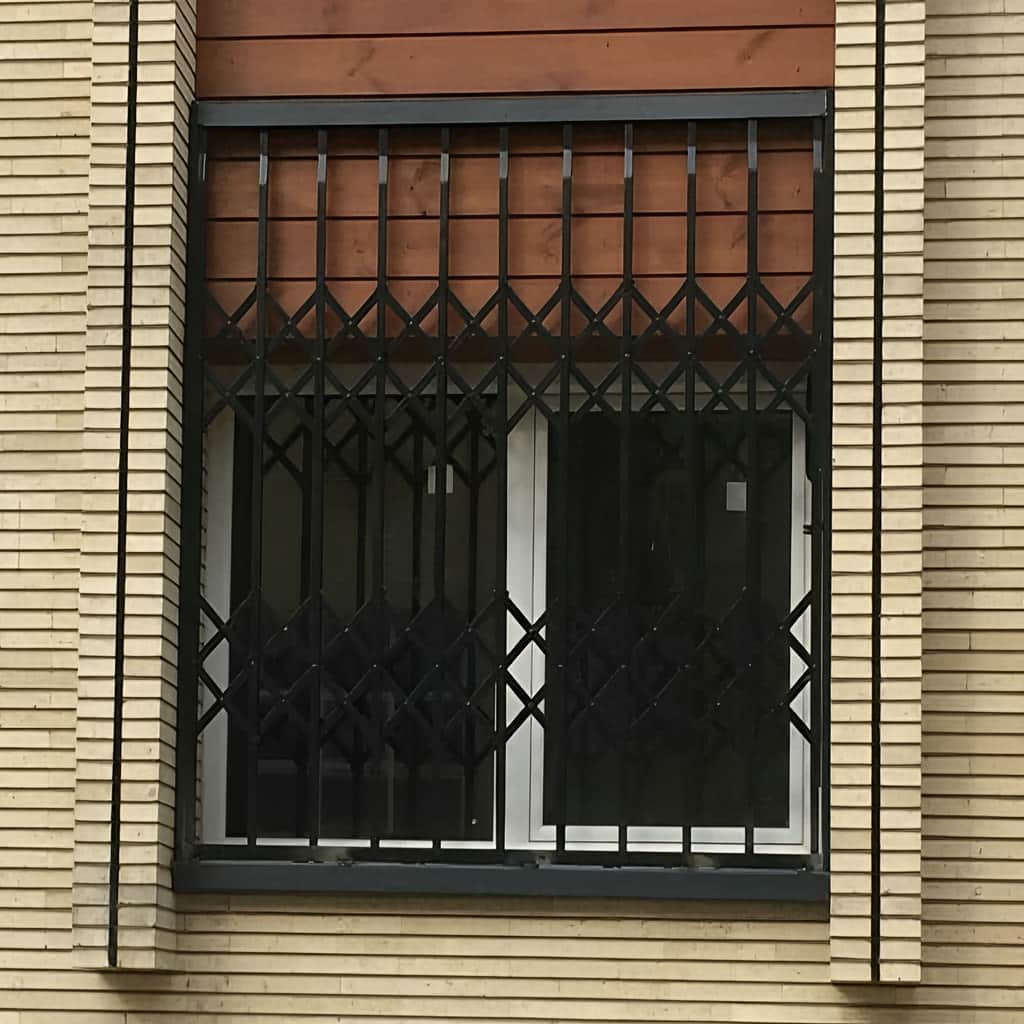 اجرای حفاظ پنجره ریلی بازشو با جهت حرکت مناسب در اهواز