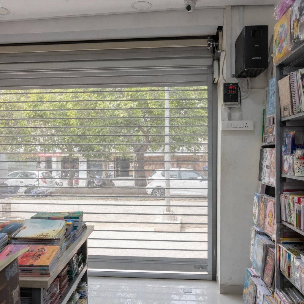 کرکره اتوماتیک شفاف برای نمای تجاری مدرن در اهواز