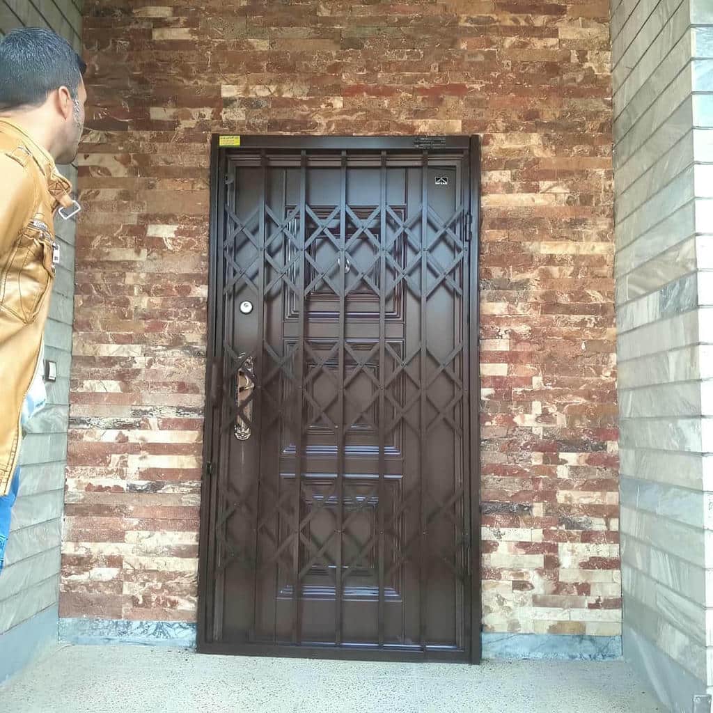 حفاظ آکاردئونی دو جداره با قفل کتابی برای ورودی در اهواز حفاظ آکاردئونی دو جداره با قفل کتابی برای ورودی در اهواز