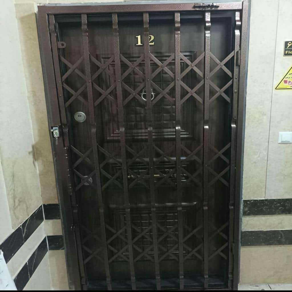 نصب درب آکاردئونی تسمه پهن آهنی با ریل تراز در اهواز نصب درب آکاردئونی تسمه پهن آهنی با ریل تراز در اهواز