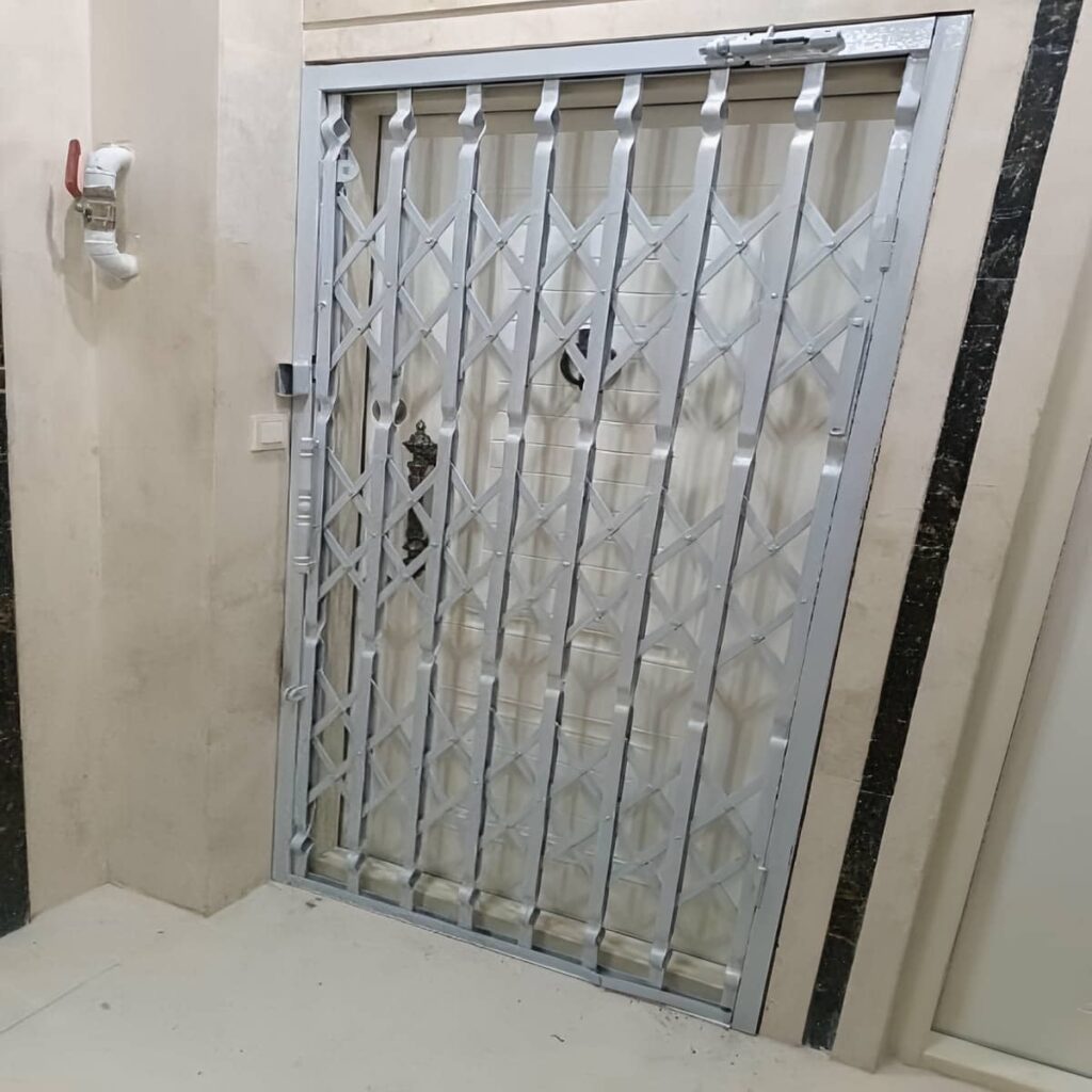 فروش درب آکاردئونی مشکی طلایی برای ورودی آپارتمان در اهواز