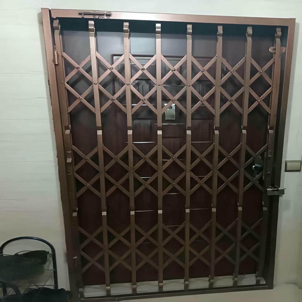 خدمات اندازه‌گیری درب آکاردئونی سفید طلایی پیش از سفارش در اهواز