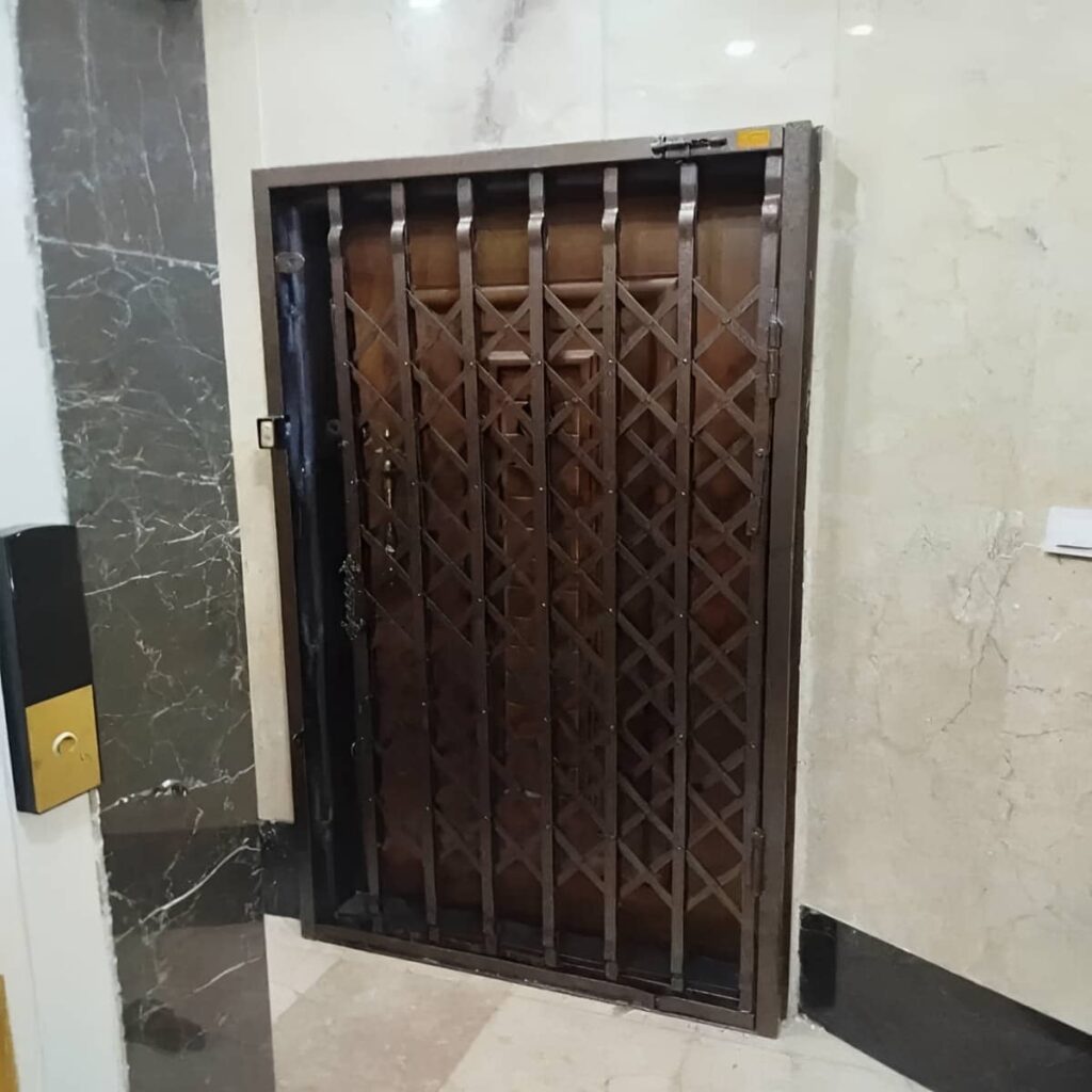 اجرای درب آکاردئونی مشکی طلایی با قفل هماهنگ در اهواز اجرای درب آکاردئونی مشکی طلایی با قفل هماهنگ در اهواز
