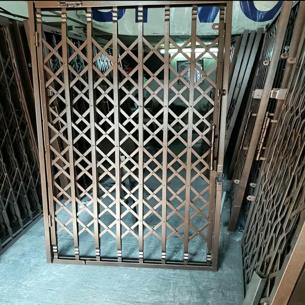 سفارش درب آکاردئونی مشکی طلایی متناسب با ورودی در اهواز