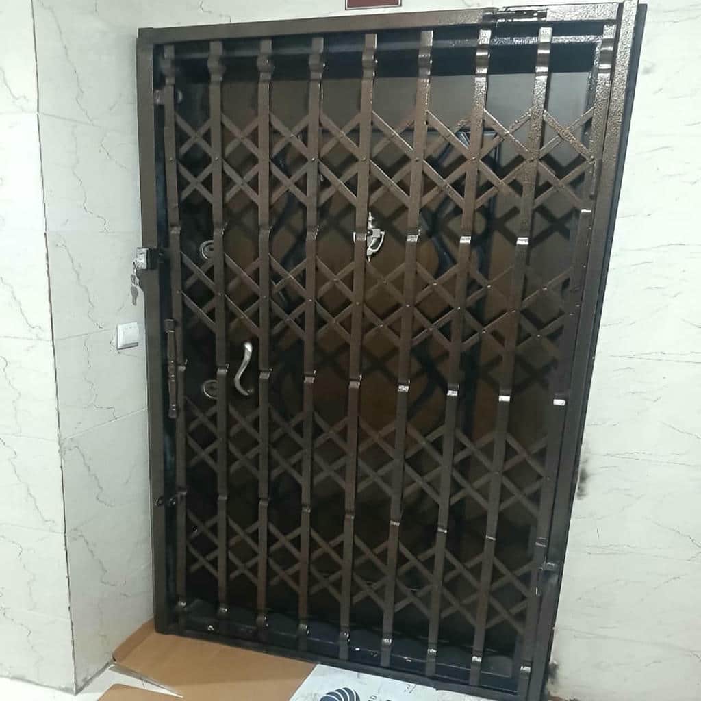 نصب درب آکاردئونی طلایی سلطنتی با ریل تراز در اهواز نصب درب آکاردئونی طلایی سلطنتی با ریل تراز در اهواز