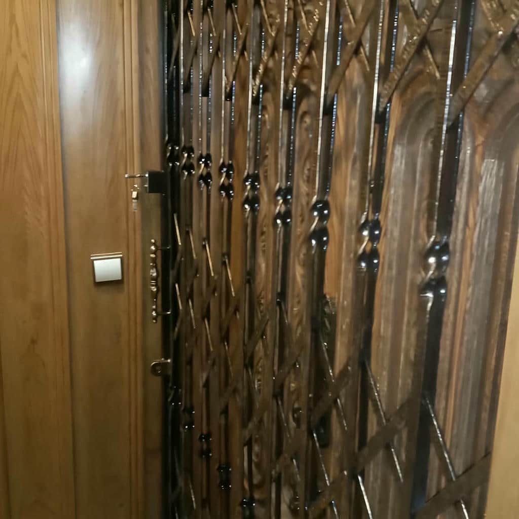 نصب درب آکاردئونی واحد اداری با ریل تراز در اهواز