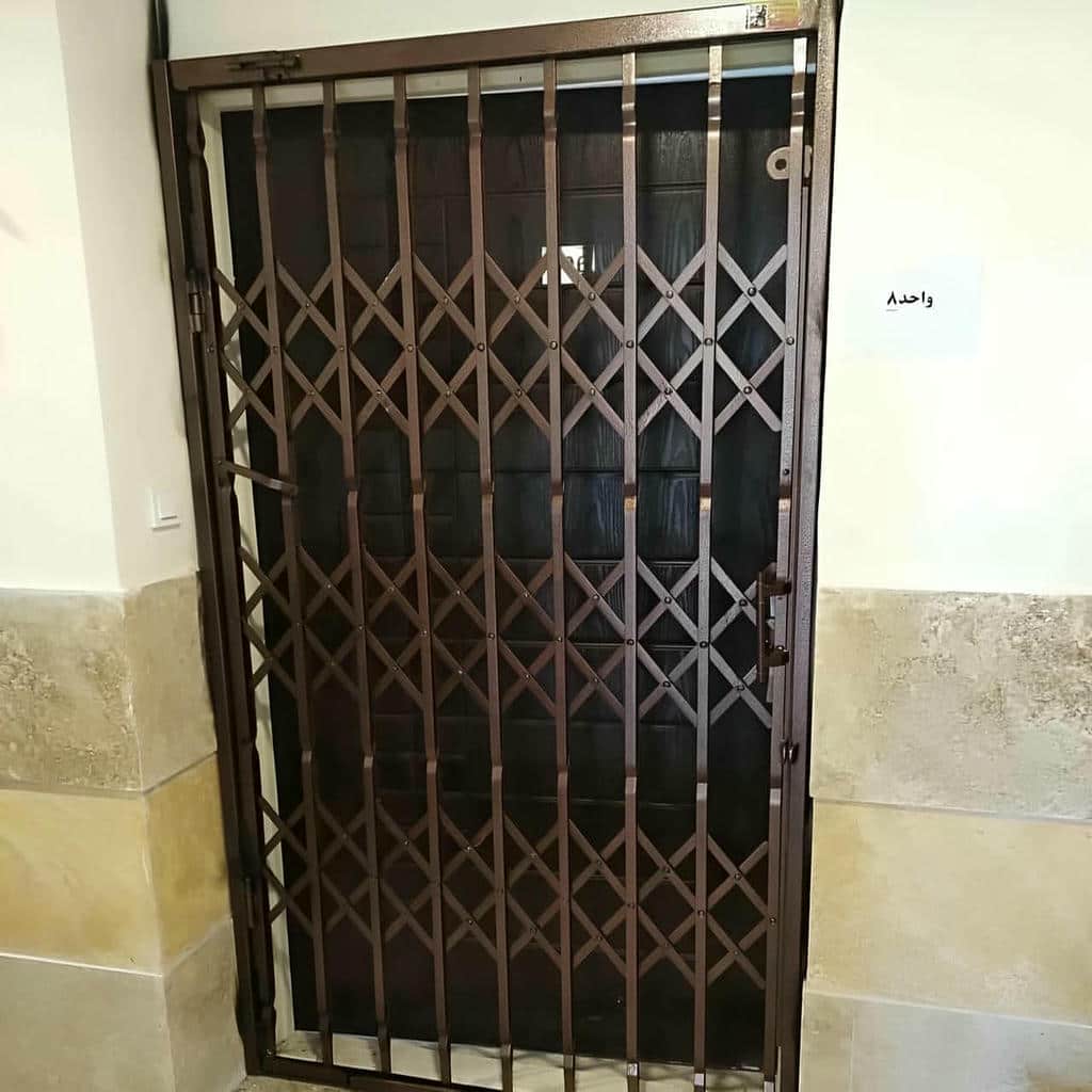 سفارش حفاظ آکاردئونی سه گل برای درب واحد مسکونی در اهواز