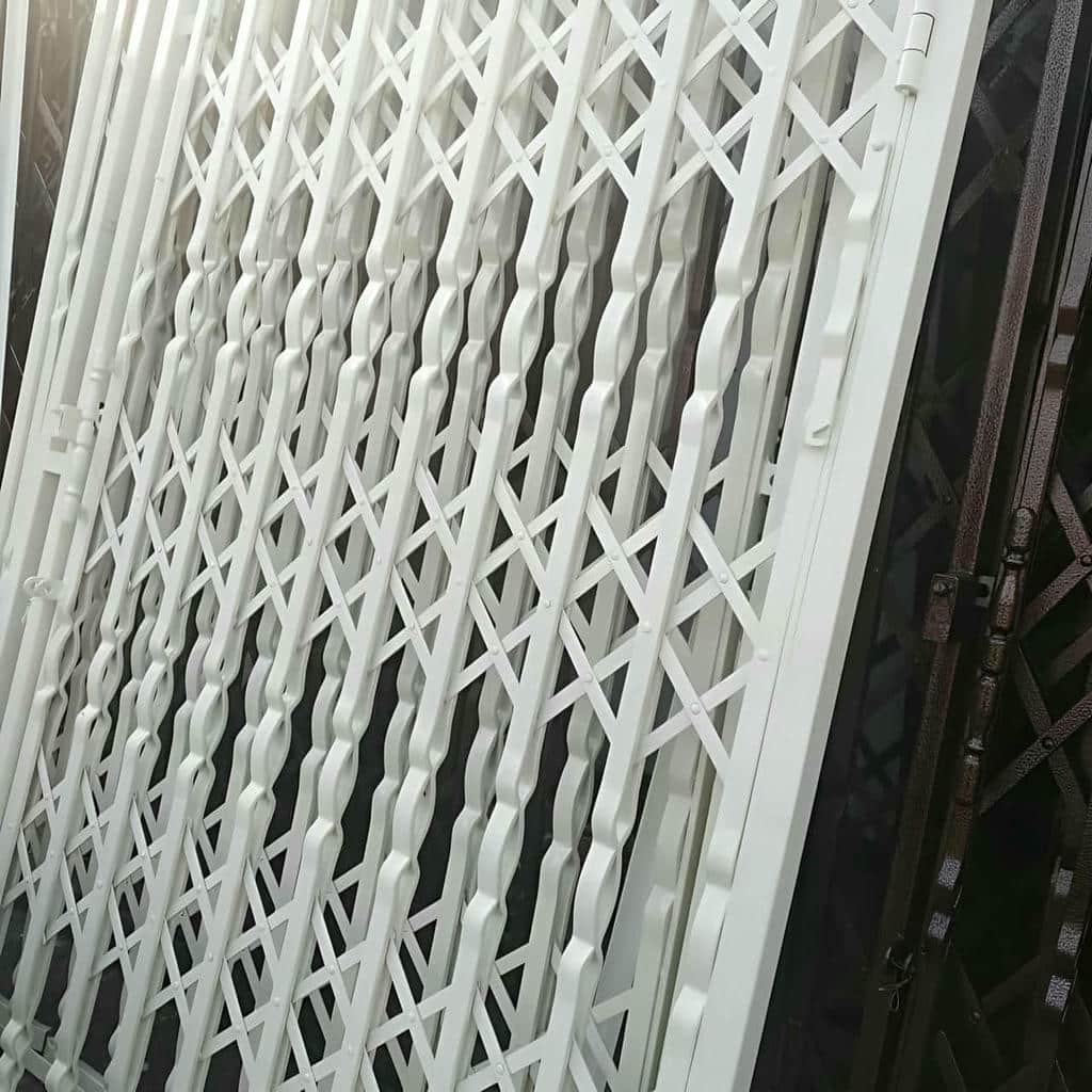 اجرای درب حفاظ فلزی ورودی واحد با قفل مناسب در اهواز
