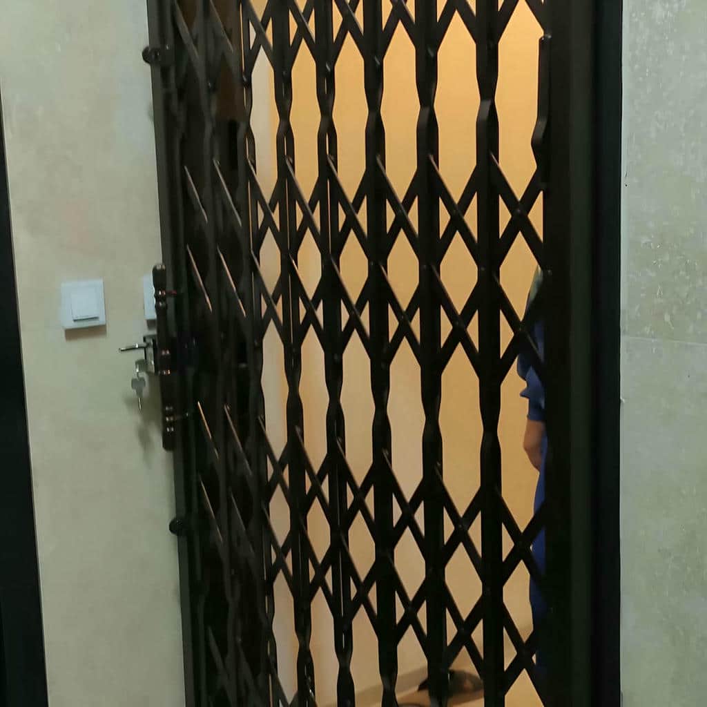 نصب درب حفاظ فلزی ورودی واحد با چهارچوب تراز در اهواز