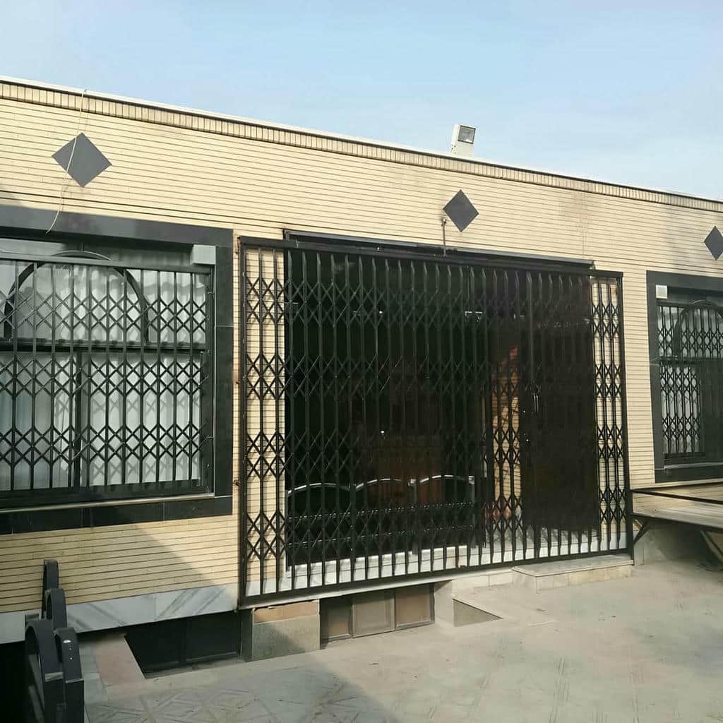 ساخت درب آکاردئونی سفید طلایی با شبکه منظم در اهواز