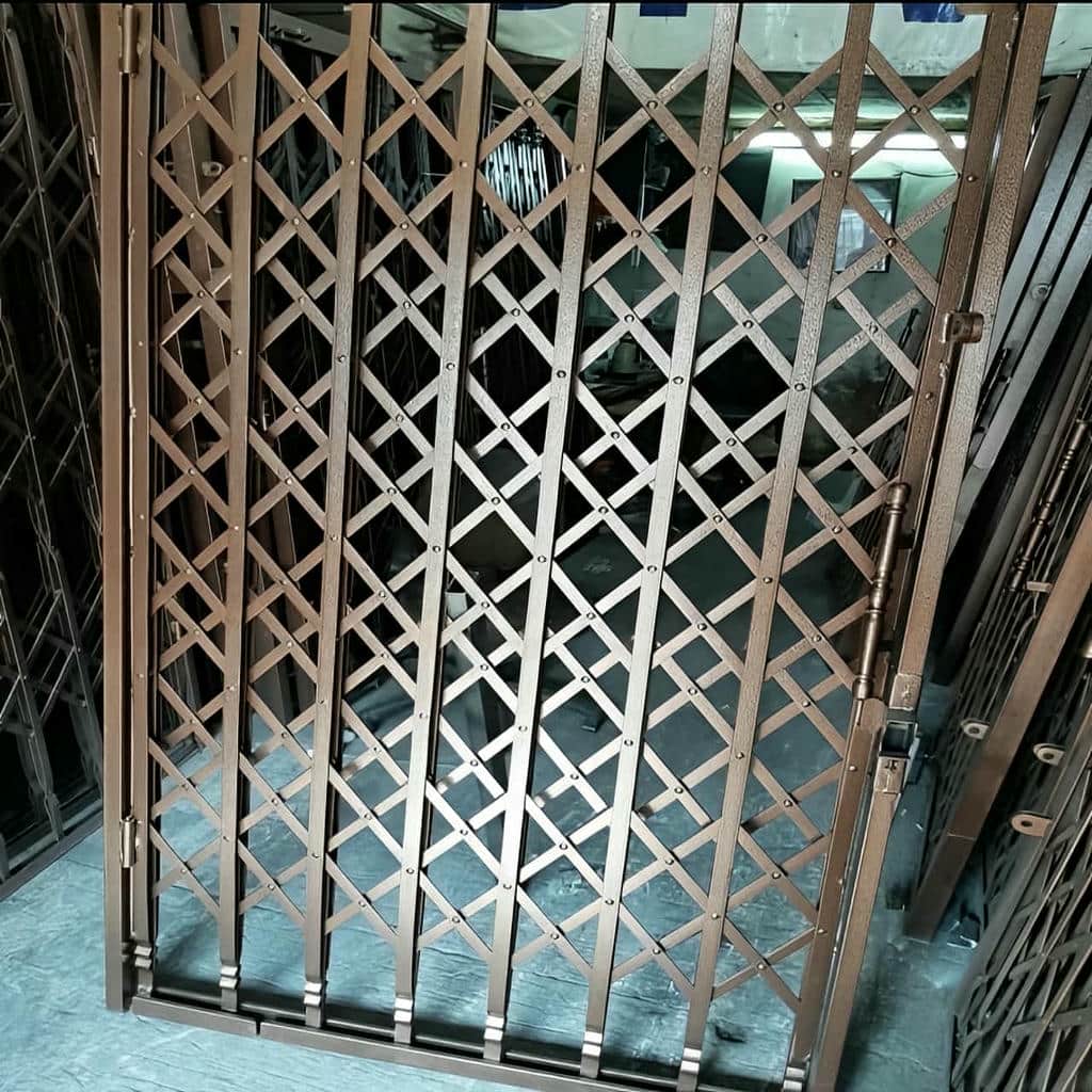 نصب حفاظ آکاردئونی چهار گل برای ورودی آپارتمان در اهواز نصب حفاظ آکاردئونی چهار گل برای ورودی آپارتمان در اهواز
