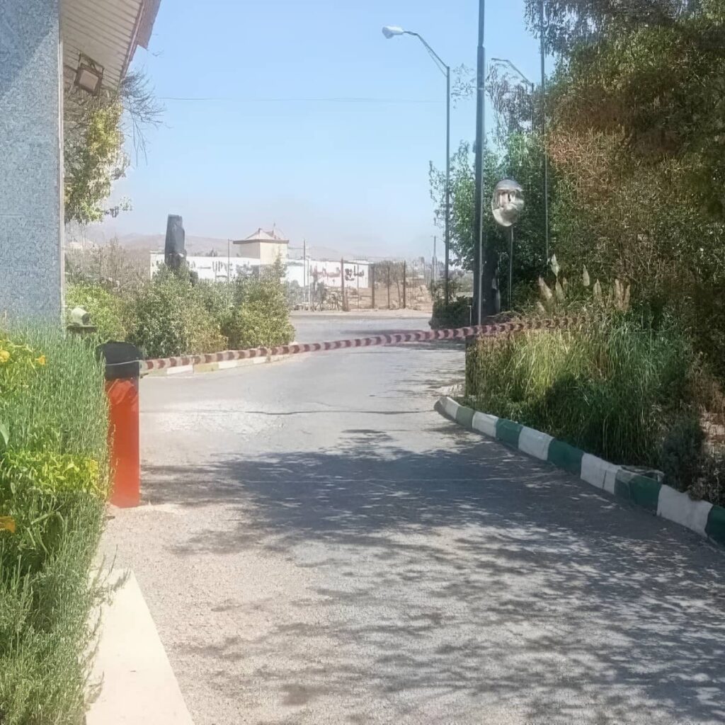 خدمات راهبند صنعتی بازوی بلند برای کارخانه در اهواز