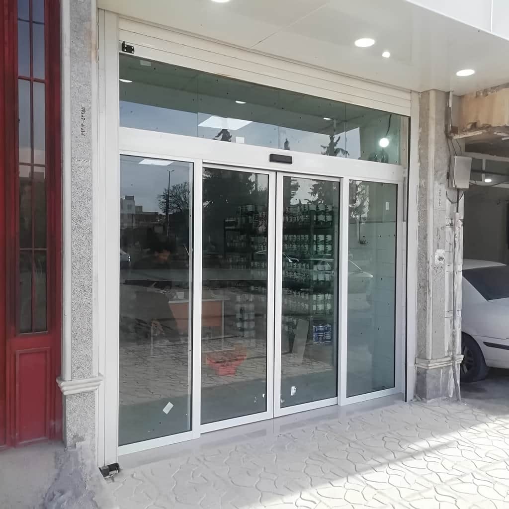 خدمات درب اتوماتیک شیشه ای ورودی ساختمان اداری با اپراتور مناسب در اهواز