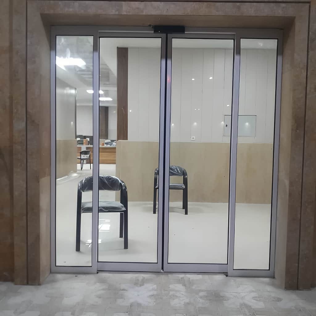 درب شیشه ای برقی هتل لابی فریمدار آلومینیومی در اهواز درب شیشه ای برقی هتل لابی فریمدار آلومینیومی در اهواز