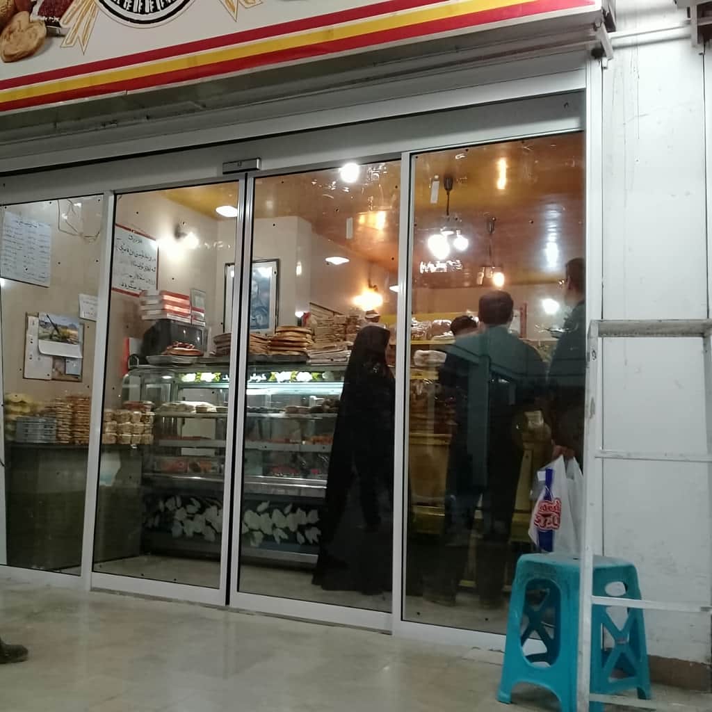 درب شیشه ای اتوماتیک تک لنگه مناسب ورودی محدود فروشگاه در اهواز