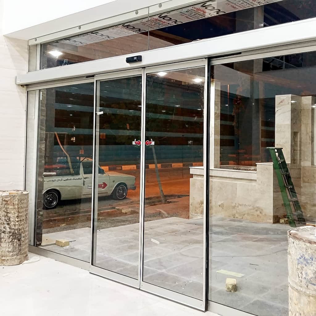 اجرای فریم آلومینیومی درب شیشه ای برقی برای فروشگاه در اهواز