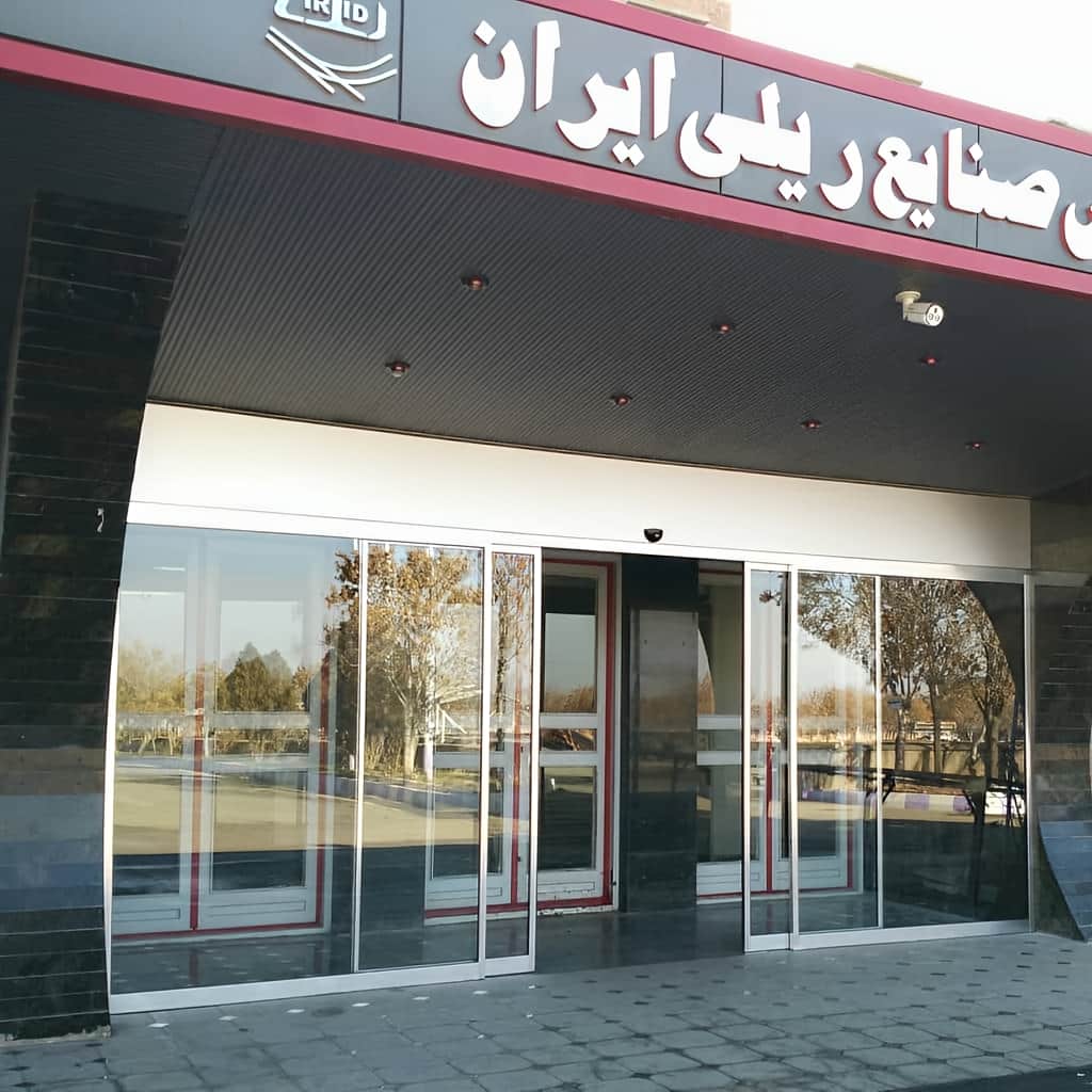 نصب درب اتوماتیک شیشه ای لولایی سنسوردار برای مطب در اهواز