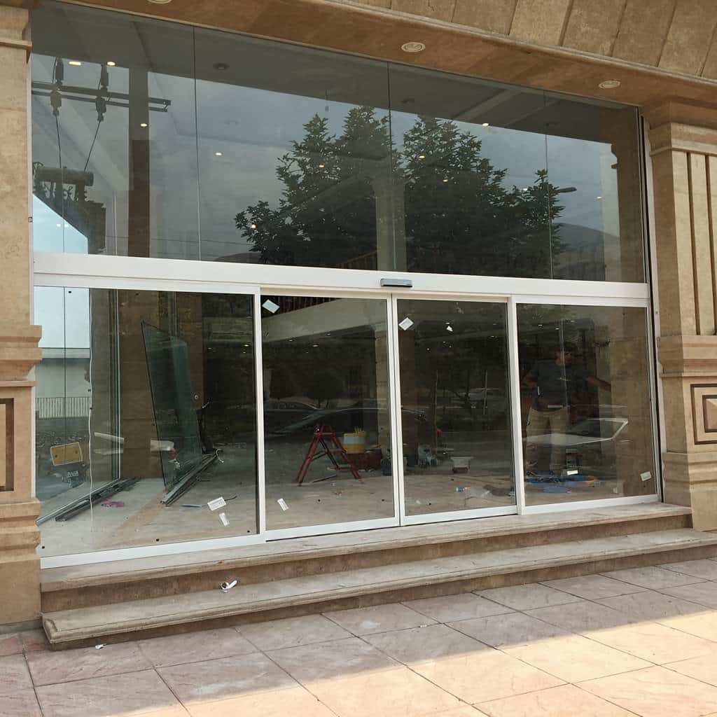 نصب اپراتور درب شیشه ای کشویی برای فروشگاه در اهواز