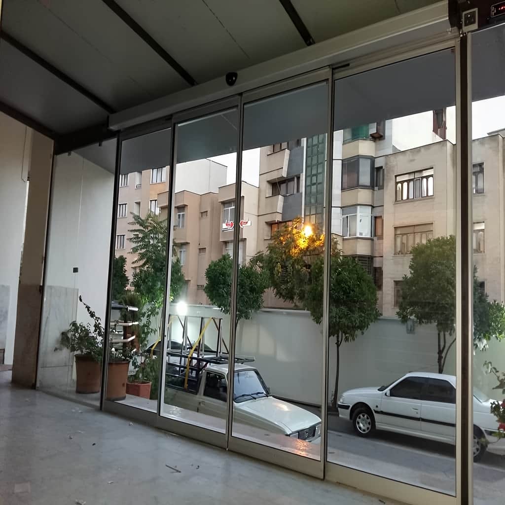اجرای درب شیشه ای برقی فریم آلومینیومی با شیشه سکوریت در اهواز اجرای درب شیشه ای برقی فریم آلومینیومی با شیشه سکوریت در اهواز