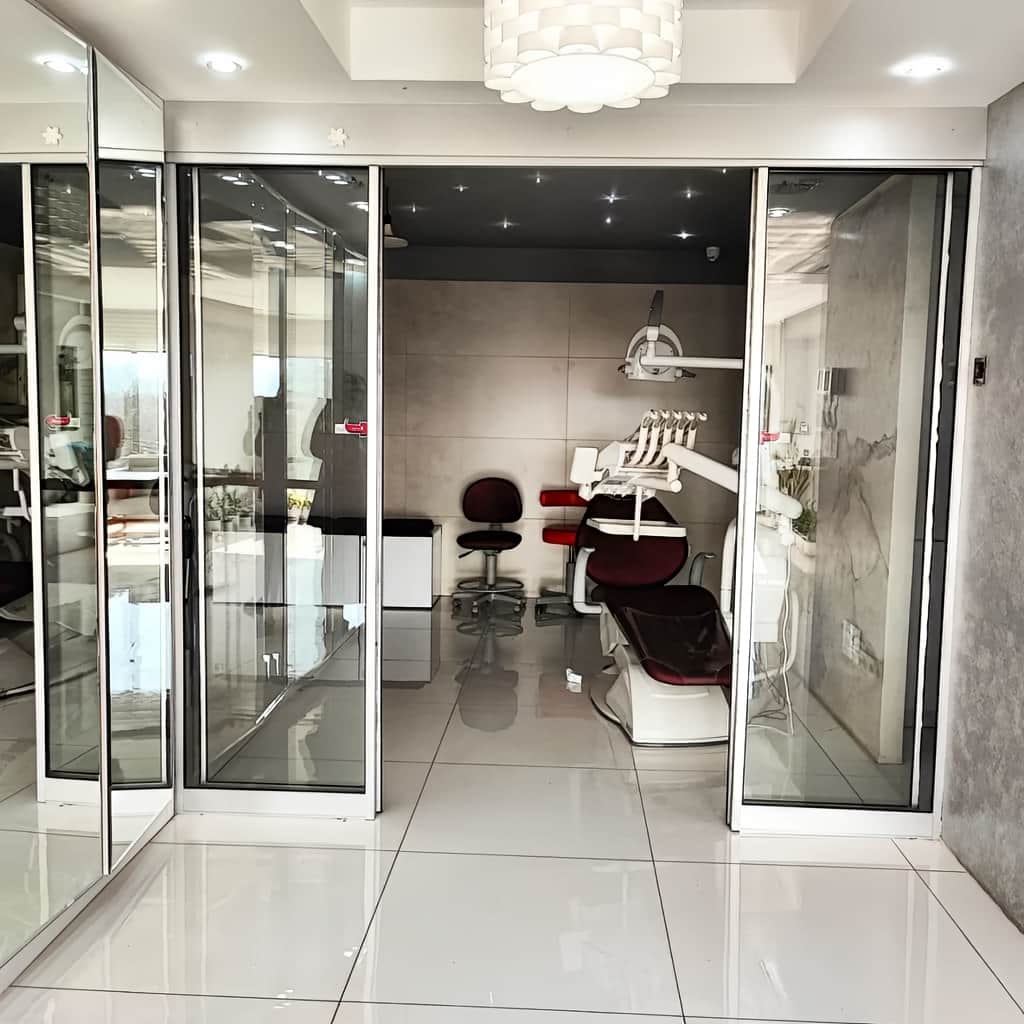 اجرای درب شیشه ای برقی اداری با کنترل دسترسی در اهواز اجرای درب شیشه ای برقی اداری با کنترل دسترسی در اهواز