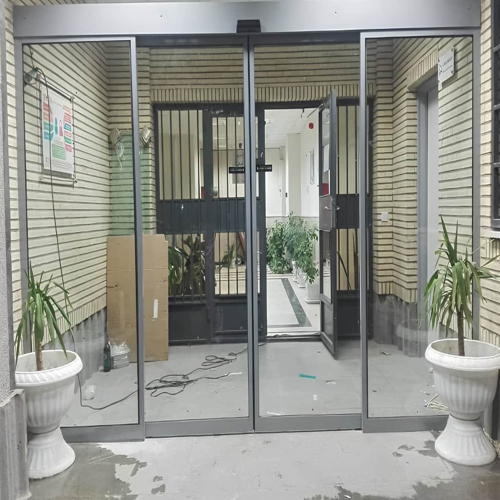 ساخت درب اتوماتیک شیشه ای کم صدا موتور آرام سفارشی در اهواز