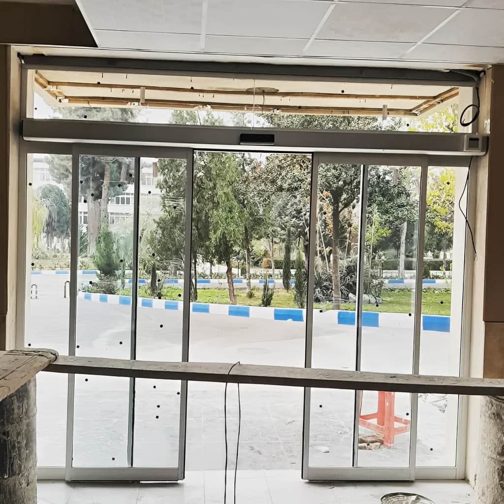 اجرای درب شیشه ای برقی بانک با کارتخوان در اهواز