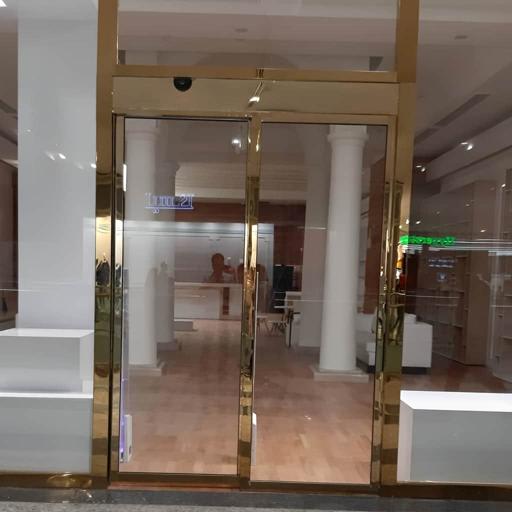 اجرای درب شیشه ای برقی سکوریت برای ورودی ساختمان در اهواز