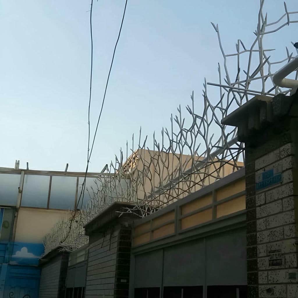 نصب حفاظ شاخ گوزنی امنیتی روی تاج سنگی در اهواز