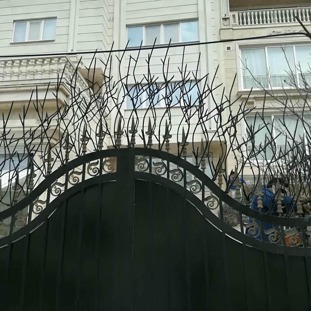 نصب حفاظ دیوار ضد سرقت میلگردی روی تاج سنگی در اهواز