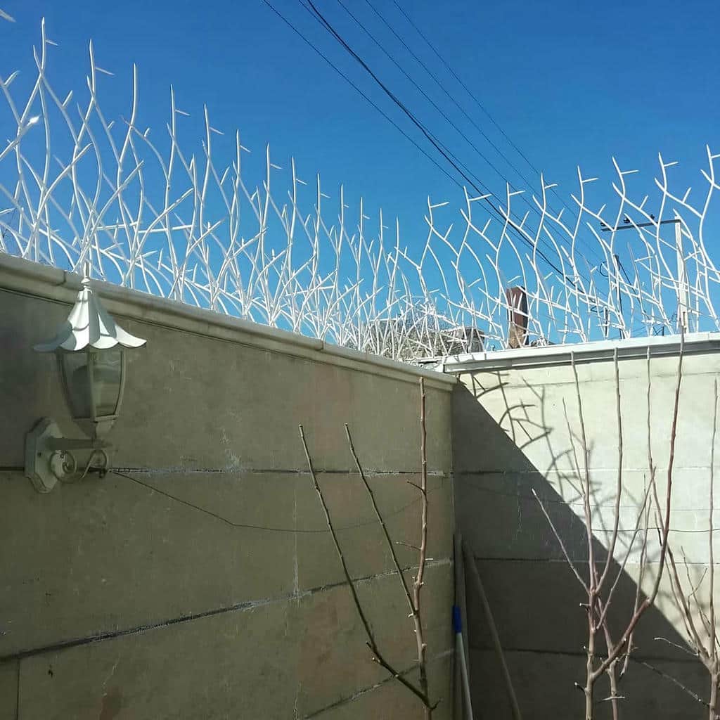 نصب حفاظ دیوار مدرن خطی روی تاج سنگی در اهواز