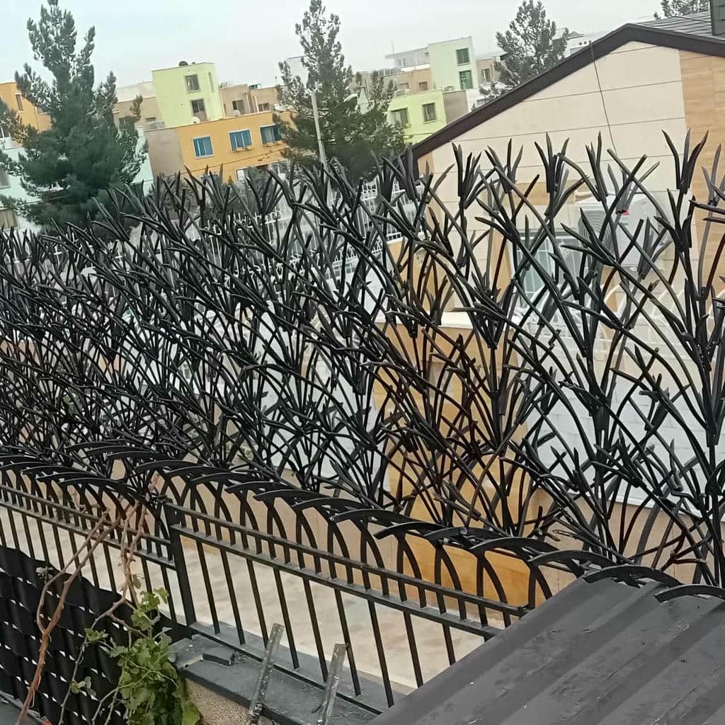نصب حفاظ لیلیوم روی دیوار سنگی ویلایی در اهواز