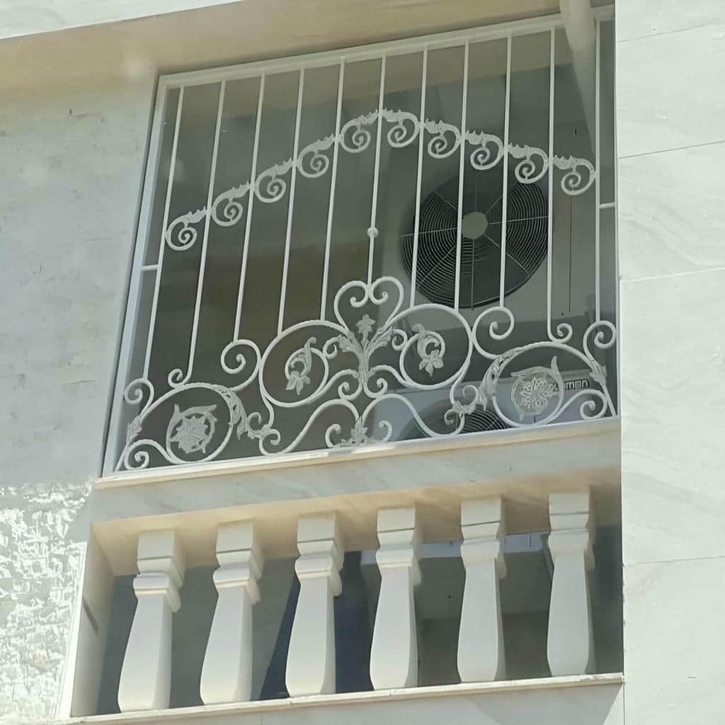سفارش گارد پنجره فرفورژه گل دار با گل مرکزی در اهواز