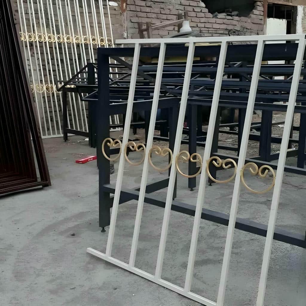 نرده پنجره فلزی شاسی دار مدل هندسی مناسب نما در اهواز