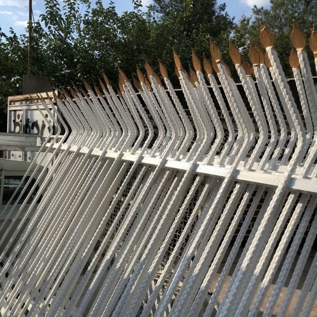 نصب حفاظ سرنیزه ای روی دیوار سنگی حیاط در اهواز نصب حفاظ سرنیزه ای روی دیوار سنگی حیاط در اهواز
