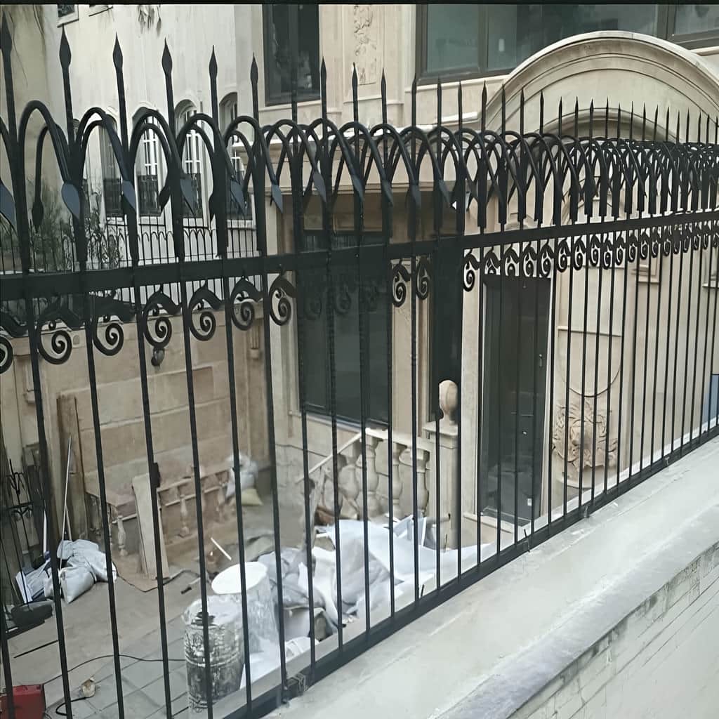 نصب حفاظ دیوار کلاسیک سرنیزه روی تاج سنگی در اهواز