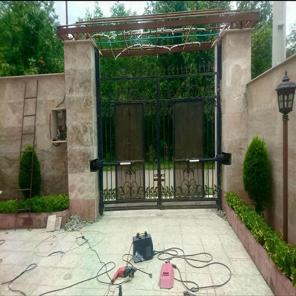 نصب درب برقی حیاط لولایی با بررسی محل پایه در اهواز