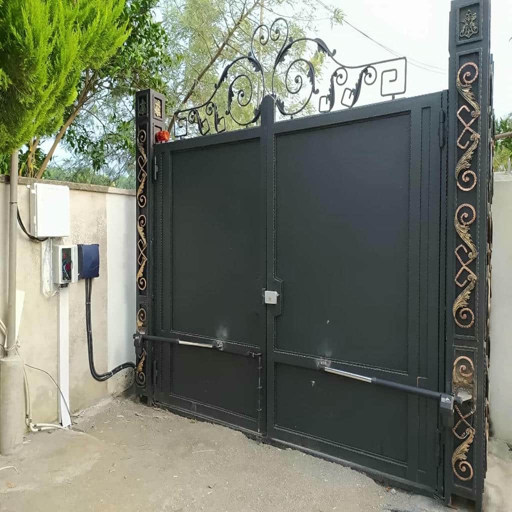نصب جک بازویی درب پارکینگ فلزی دو لنگه در اهواز